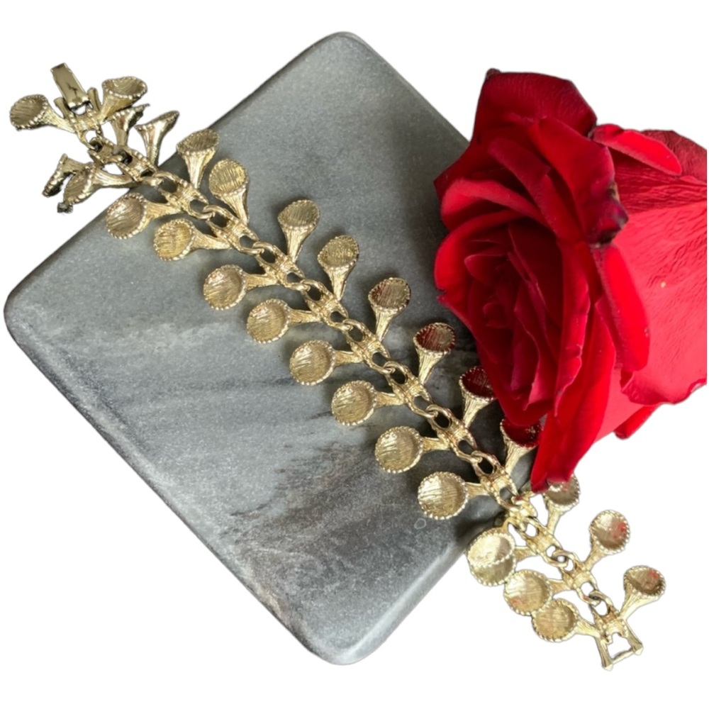 Statement luxury vintage jewelry bracelet with clasp